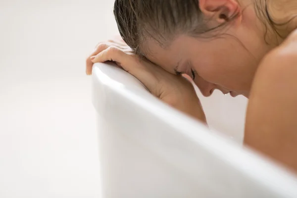 Напряженная молодая женщина сидит в ванной — стоковое фото