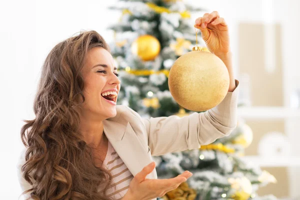 Portret van lachende jonge vrouw met kerst bal — Stockfoto