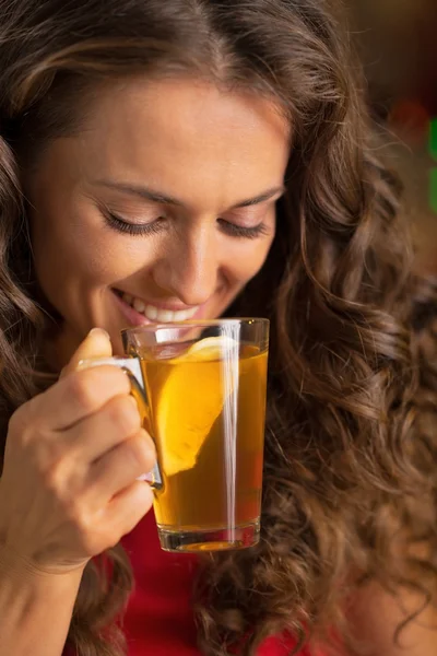 Porträt einer glücklichen jungen Frau, die Tee trinkt — Stockfoto