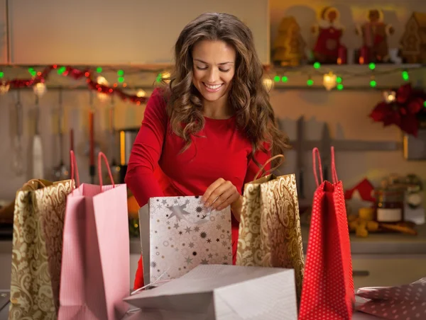 Sorridente giovane donna con borse della spesa a Natale decorato ki — Foto Stock