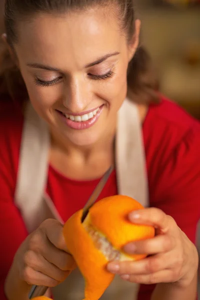 Portrait of young housewife removing orange peel — Stock Photo, Image