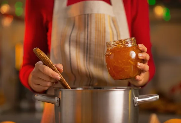 Primo piano sulla giovane casalinga che fa marmellata di arance — Foto Stock