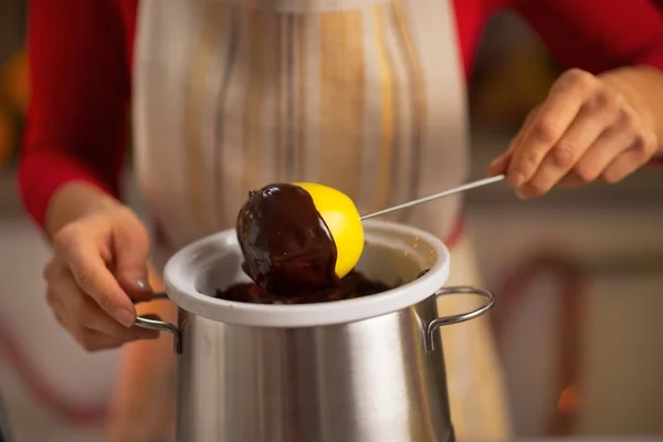 Primo piano sulla giovane casalinga che fa mela in glassa di cioccolato — Foto Stock