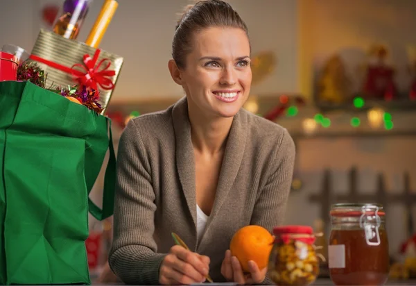 Portrait de jeune femme au foyer heureuse avec sac de Noël dans — Photo