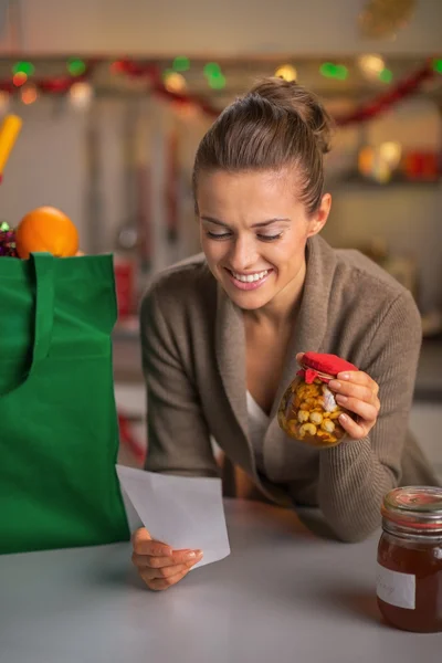 Porträtt av glad ung hemmafru med julhandeln väska lo — Stockfoto