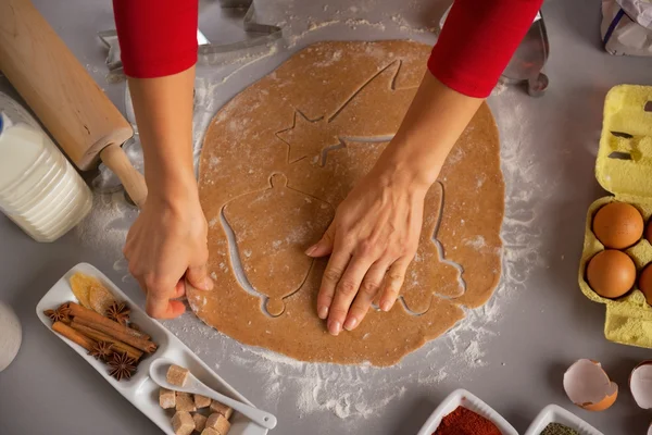 Primer plano de la joven ama de casa haciendo galletas de Navidad — Foto de Stock