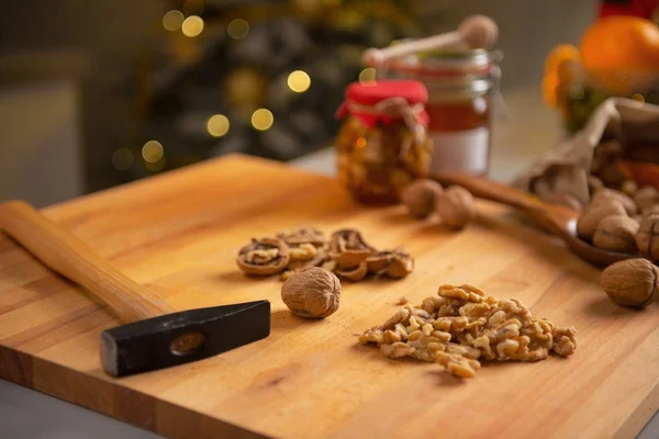 Primer plano sobre las nueces en la tabla de cortar — Foto de Stock