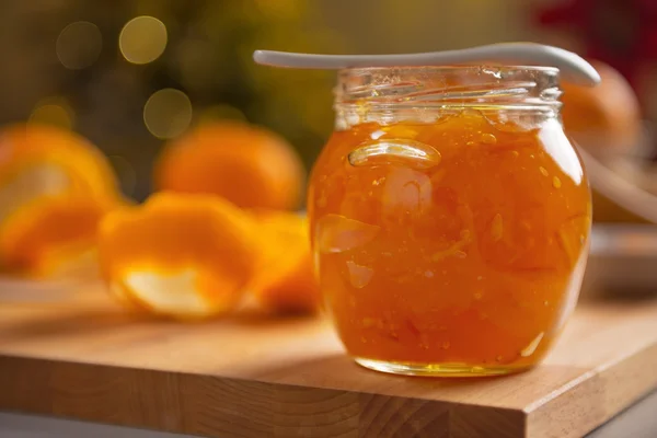 Fechar no jarro com engarrafamento cor-de-laranja — Fotografia de Stock