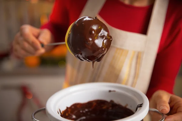Gros plan sur la jeune femme au foyer faisant pomme dans glaçure au chocolat — Photo