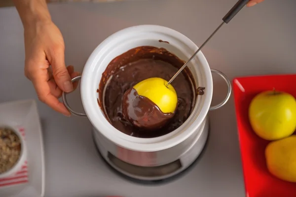 Young housewife making apple in chocolate glaze — Stock Photo, Image