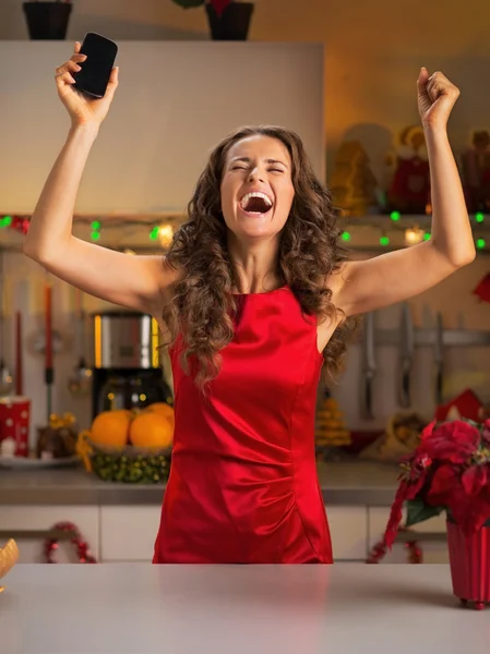 Gelukkig jonge huisvrouw met mobiele telefoon vreugde in Kerstmis dec — Stockfoto