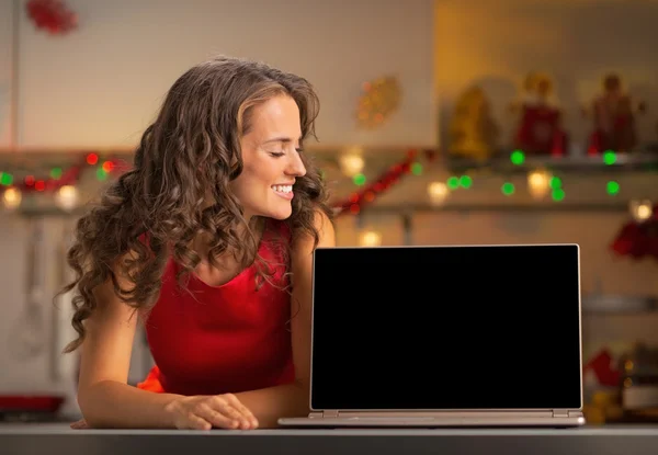 Gelukkig jonge vrouw weergegeven: laptop leeg scherm — Stockfoto