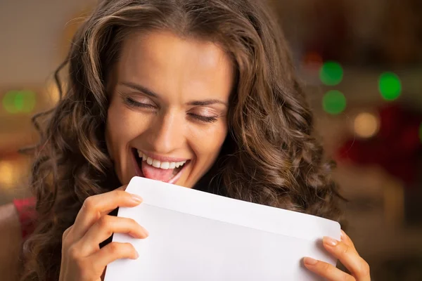 Portret van gelukkige jonge huisvrouw likken envelop — Stockfoto