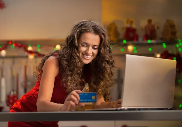 Happy young woman making online shopping in christmas decorated — Stock Photo, Image