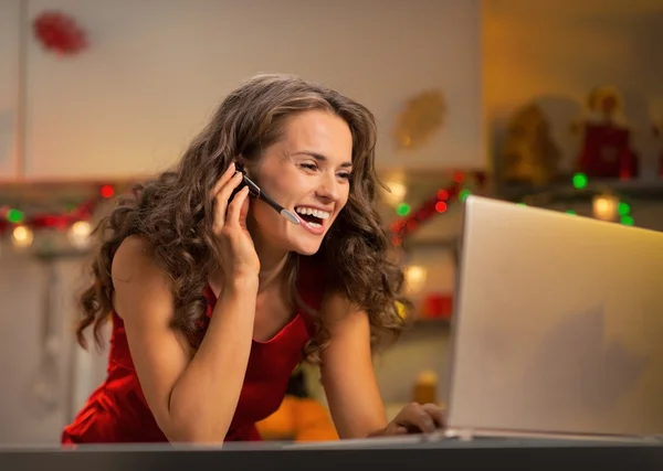 Glückliche junge Frau mit Video-Chat auf Laptop im Weihnachtsdekor — Stockfoto