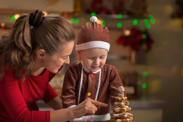 Mãe feliz e bebê fazendo árvore de Natal de biscoitos — Fotografia de Stock