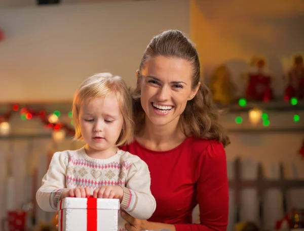 Портрет щасливої матері і дитини відкриття різдвяної подарункової коробки — стокове фото