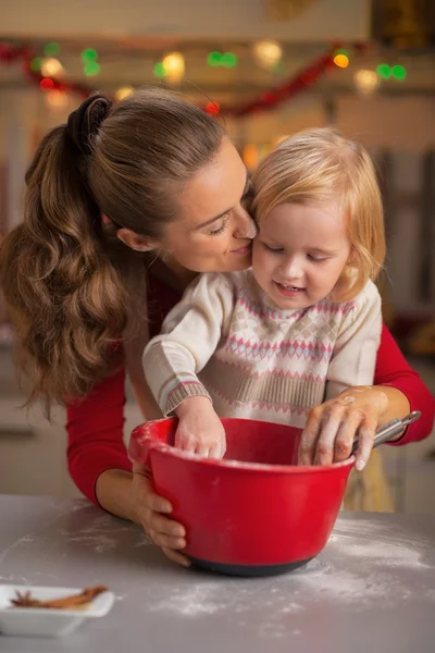 Retrato de harina untada madre y bebé haciendo cooki de Navidad — Foto de Stock