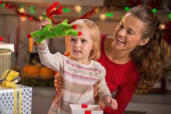 Retrato de mãe feliz e bebê brincando no Natal decorado — Fotografia de Stock