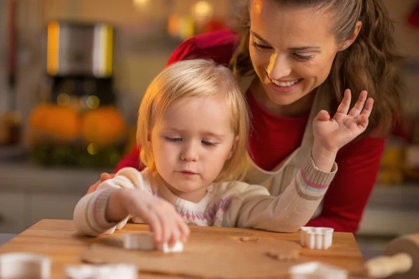 Feliz madre y bebé haciendo galletas de Navidad — Foto de Stock