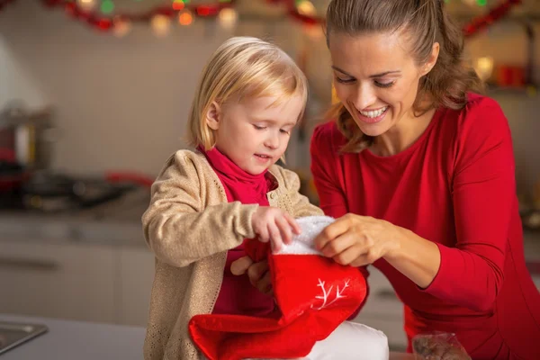 Ritratto di madre e bambino felici con calza natalizia in kit — Foto Stock