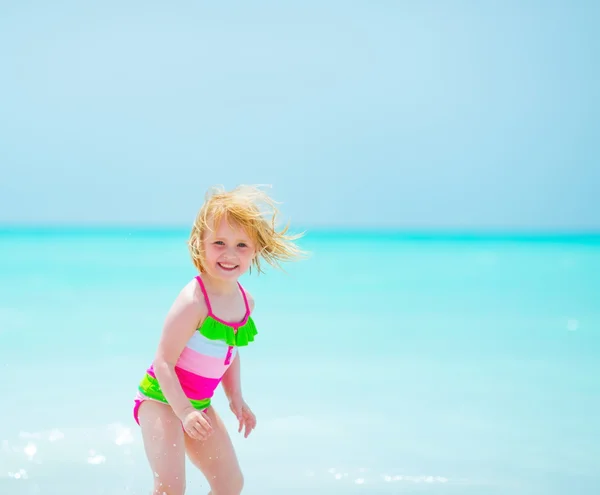 Porträt eines kleinen Mädchens am Meer — Stockfoto