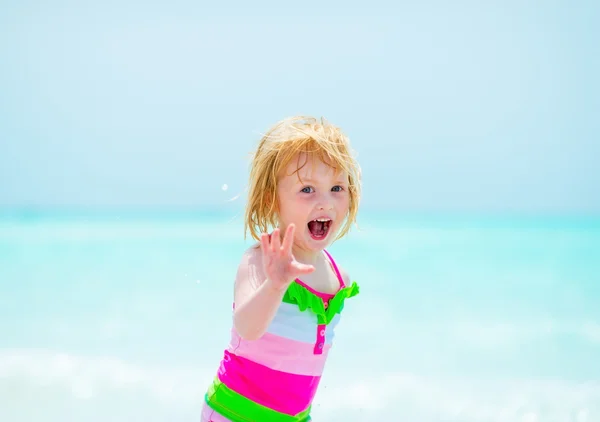 Porträtt av glad flicka på strand — Stockfoto