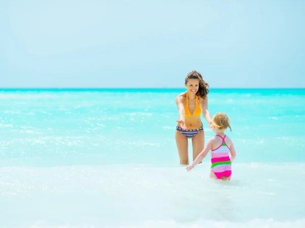 Matka s holčička v moři — Stock fotografie