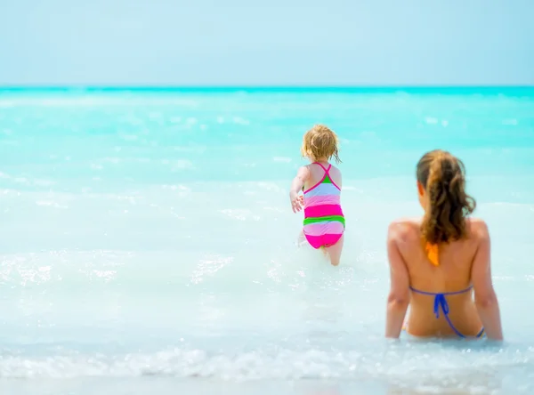 Madre e hija relajándose en la playa. visión trasera — Foto de Stock