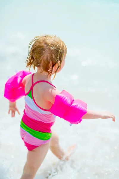 Meisje van de baby draait op zee — Stockfoto