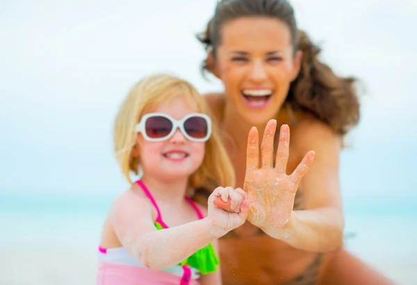 Primo piano sulla bambina che tiene il dito delle madri — Foto Stock