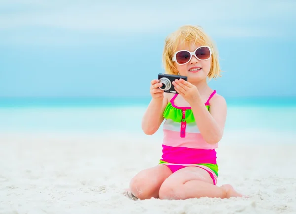 Retrato de niña en gafas de sol con cámara fotográfica — Foto de Stock
