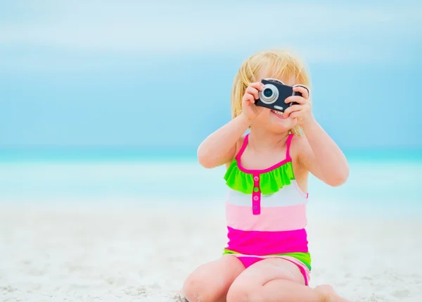 Dziecko dziewczynka biorąc zdjęcia na plaży — Zdjęcie stockowe