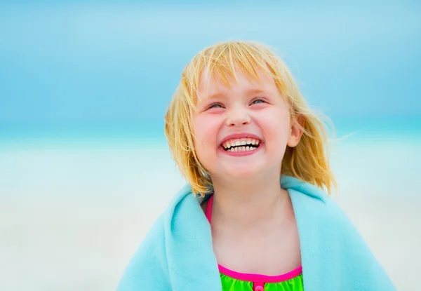 Portrait de bébé fille en serviette sur la plage — Photo