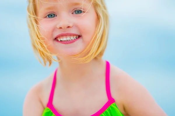 Retrato de niña en la playa — Foto de Stock