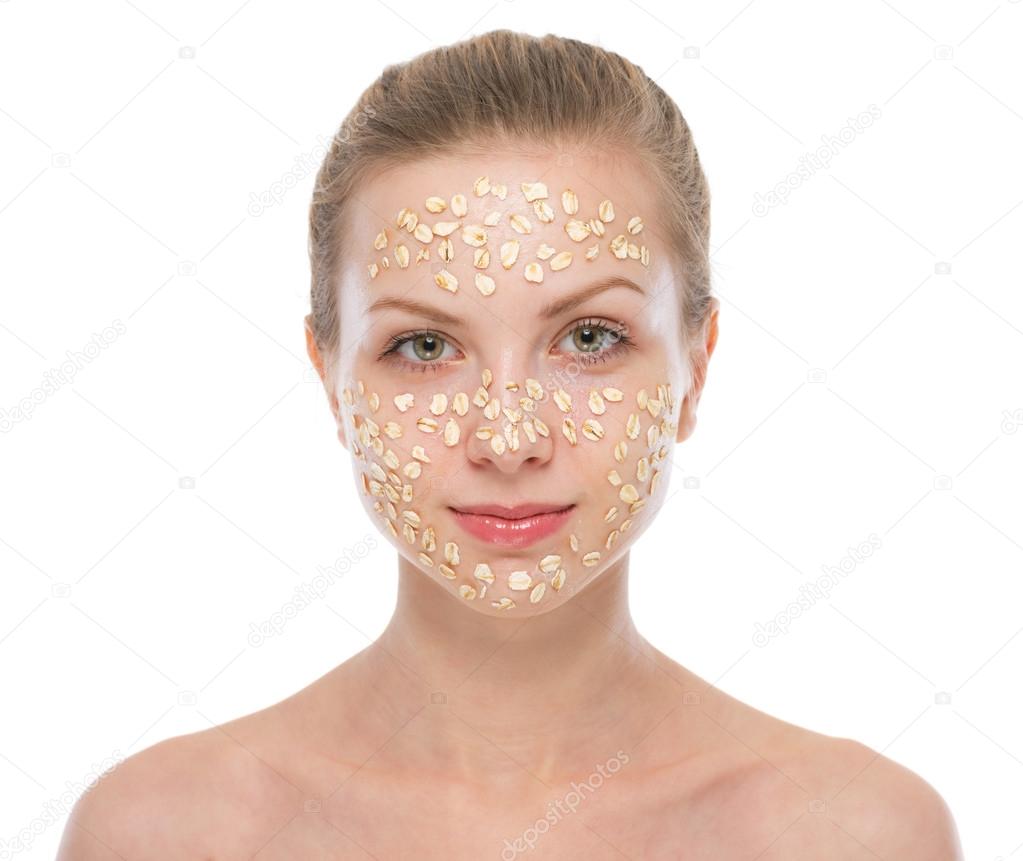 Шипящая маска. Шипящая маска. Пузырьковая маска bubble. Женщина в косметической маске. Девушка с маской на лице.