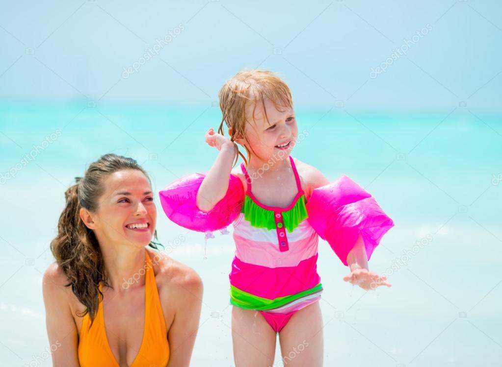 Bebe Fille Secouant L Eau De L Oreille Sur La Plage Pres De La Mere Image Libre De Droit Par Citalliance C Bebe Fille Secouant L Eau De L Oreille Sur La Plage Pres De La Mere Image Libre De Droit Par Citalliance C