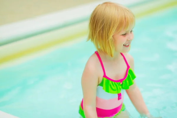 Portrait de bébé fille heureuse dans la piscine — Photo