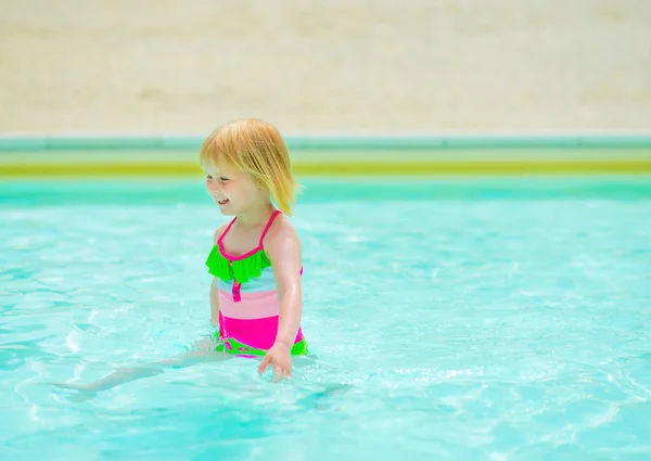 Dziecko dziewczynka grający w basenie — Zdjęcie stockowe