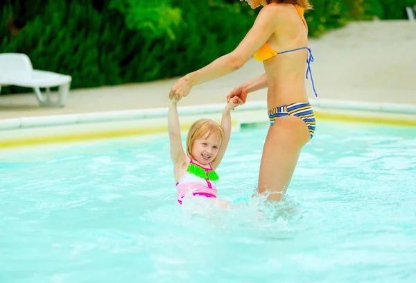 Mamma och baby flicka som leker i poolen — Stockfoto