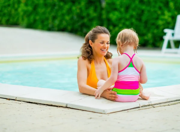 Happy mother and baby girl in swimming pool — Stock Photo, Image