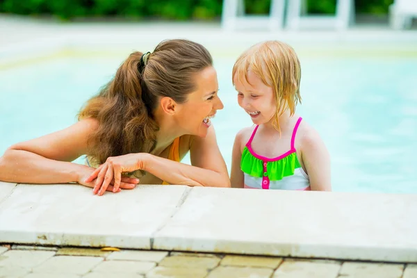 Gülümseyen anne ve bebek kız yüzme havuzunda portresi — Stok fotoğraf