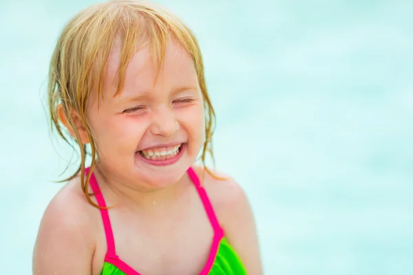 Portret van babymeisje in zwembad — Stockfoto