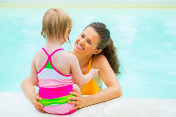 Mãe feliz e bebê menina na piscina — Fotografia de Stock