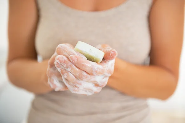 Close-up op jonge vrouw wassen handen — Stockfoto