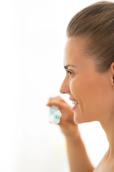 Glückliche junge Frau beim Zähneputzen — Stockfoto
