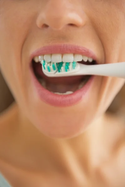 Close-up op vrouw tanden poetsen — Stockfoto