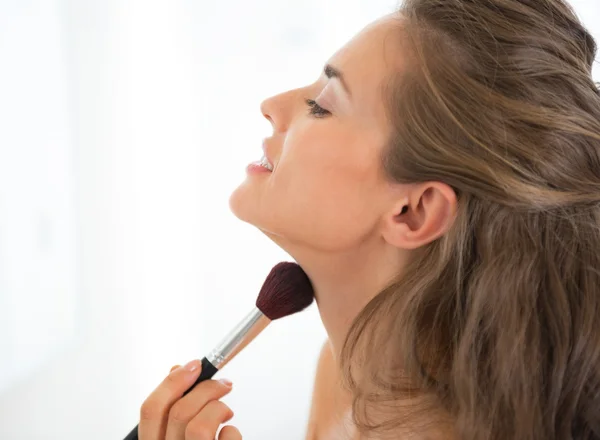 Porträt einer jungen Frau beim Schminken — Stockfoto