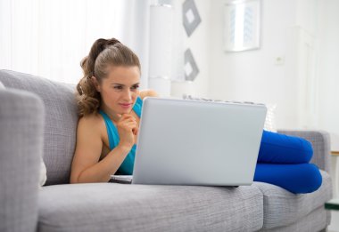 genç kadın laptop ile koltuk döşeme