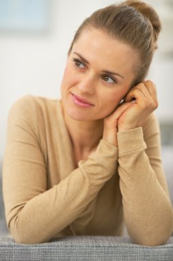 oturma odasında düşünceli bir genç kadının portresi